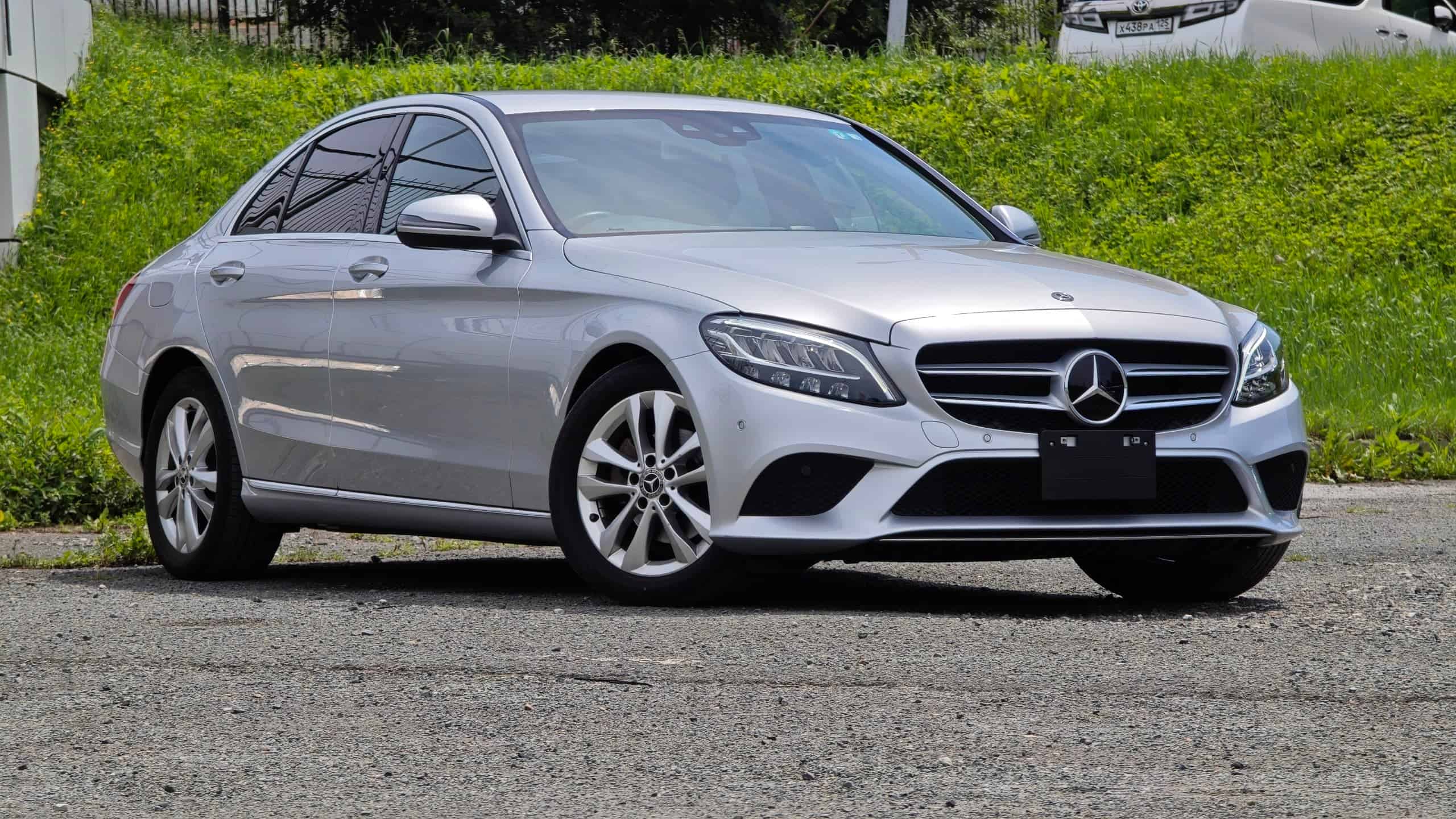 Mercedes-Benz C180 Avantgarde серебристый — во Владивостоке, спереди